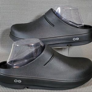 Oofos recovery clogs black